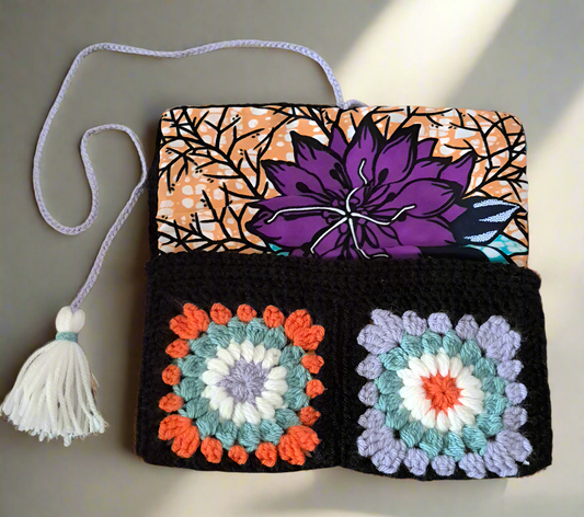 Pochette « Émeraude Mystique » – Fait main en wax africain floral violet & orangé