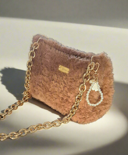 👜 Velura – Sac à main en fausse fourrure caramel & chaîne dorée