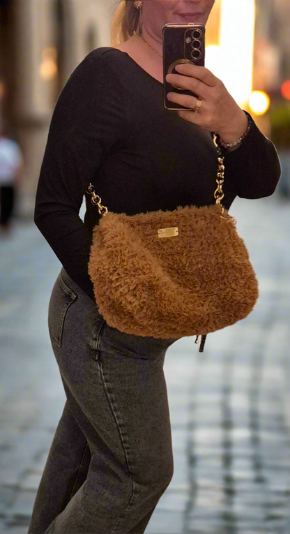 👜 Velura – Sac à main en fausse fourrure caramel & chaîne dorée