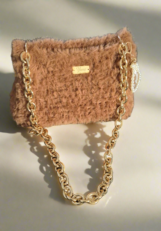 👜 Velura – Sac à main en fausse fourrure caramel & chaîne dorée