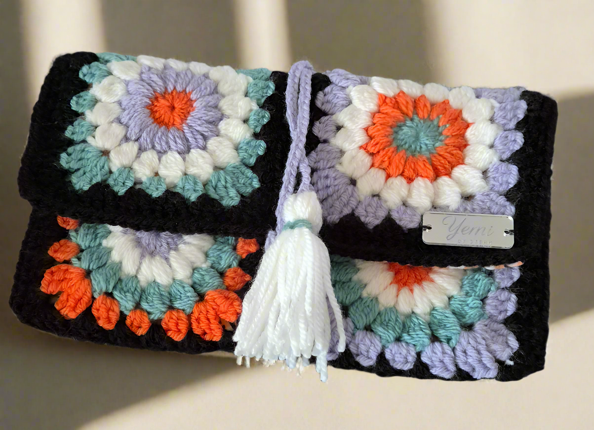 Pochette « Émeraude Mystique » – Fait main en wax africain floral violet & orangé