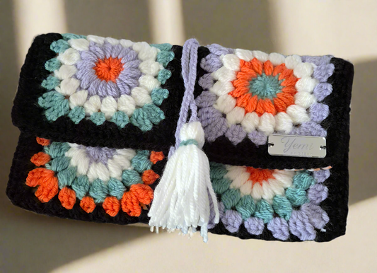 Pochette « Émeraude Mystique » – Fait main en wax africain floral violet & orangé