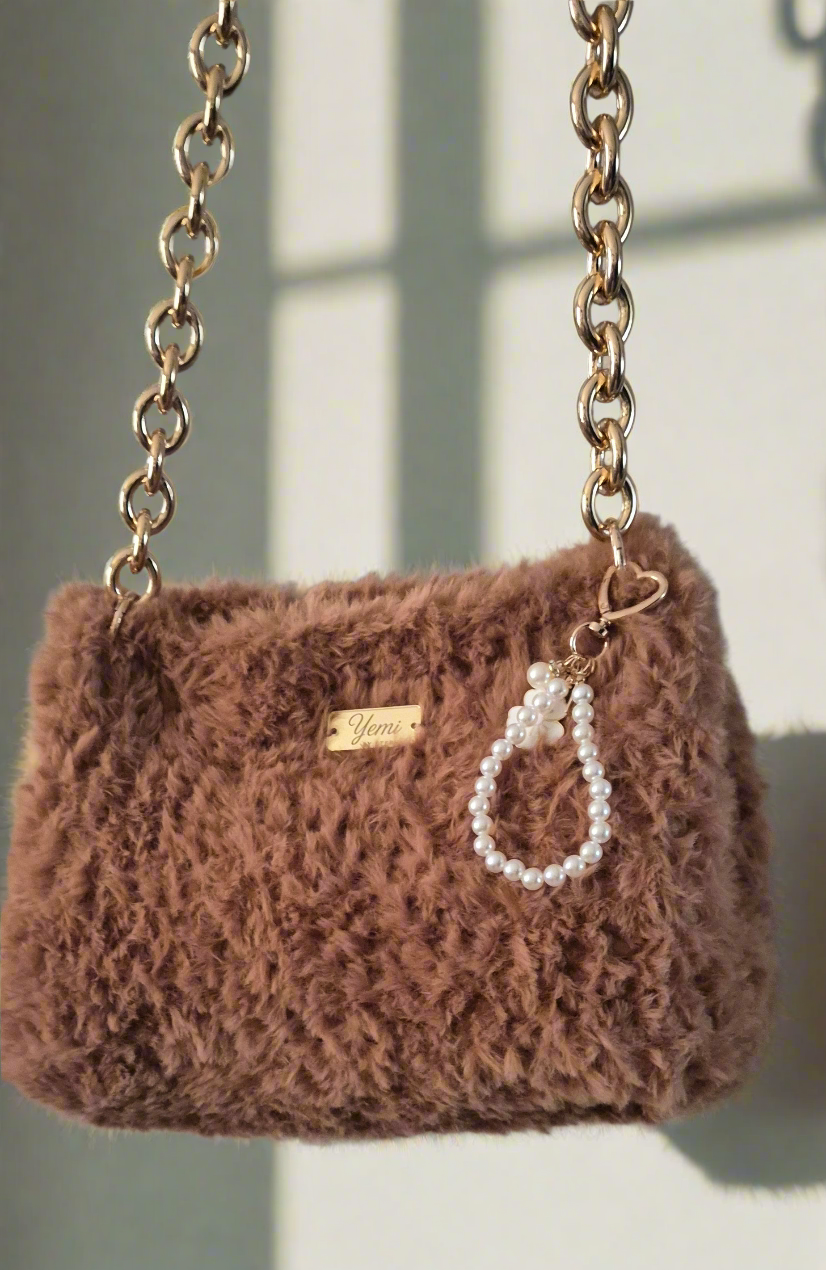 👜 Velura – Sac à main en fausse fourrure caramel & chaîne dorée