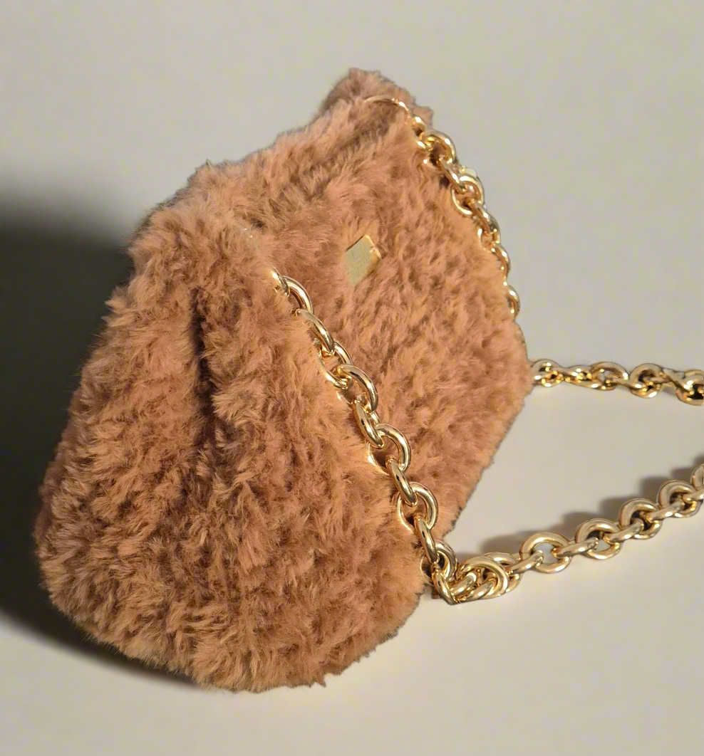 👜 Velura – Sac à main en fausse fourrure caramel & chaîne dorée