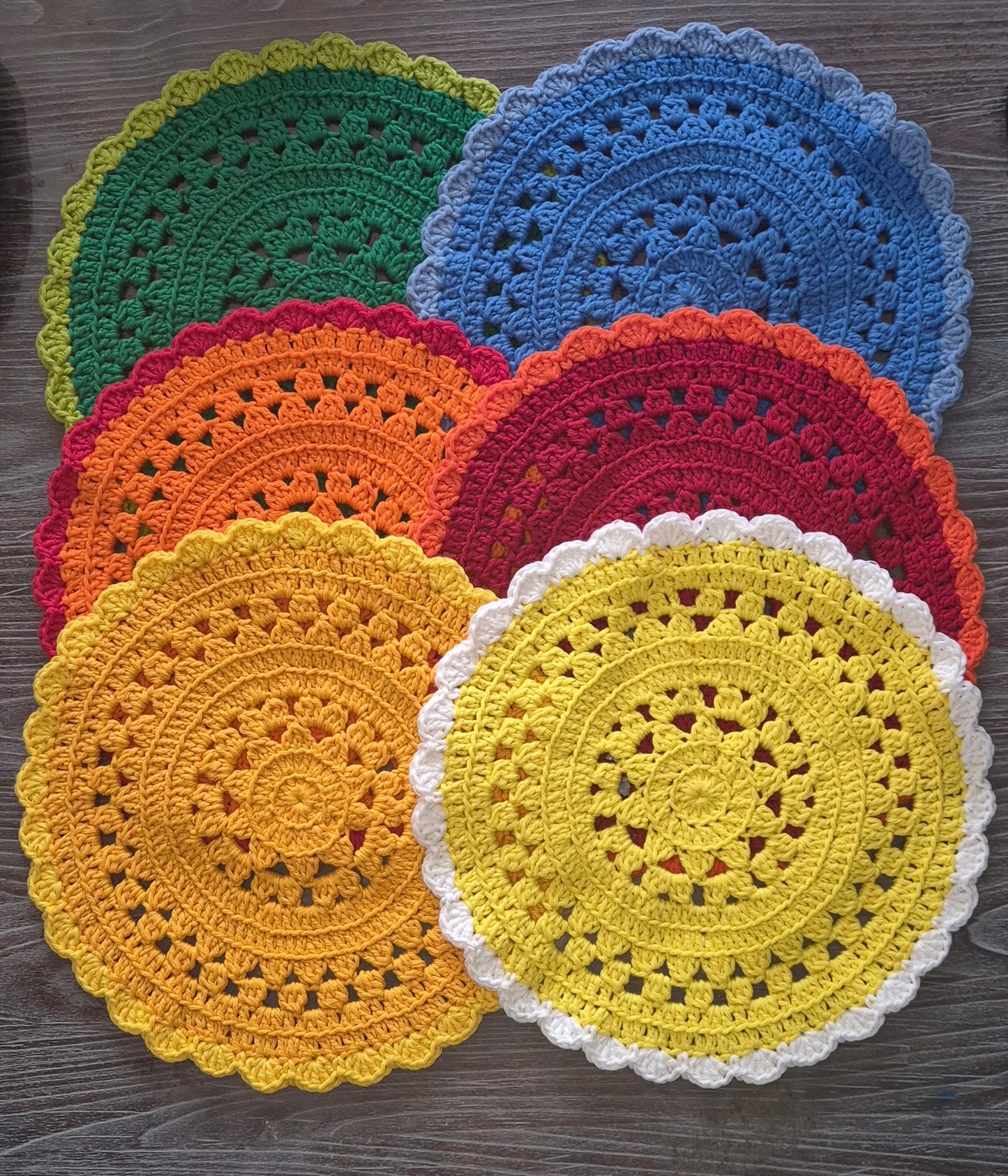 Set de table crocheté fait main – Lot de 6 (100% coton – 28 cm)