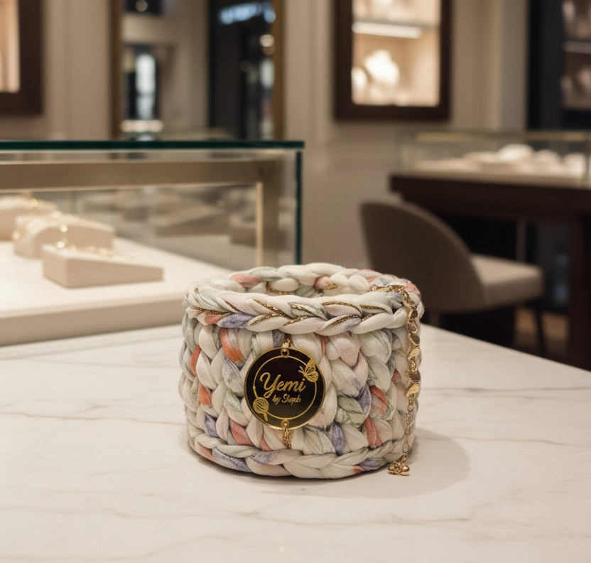 🧺 Panier à bijoux fleuri touches de bleu, blanc, rouge, vert